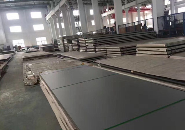 Hot-rolled stainless steel plate